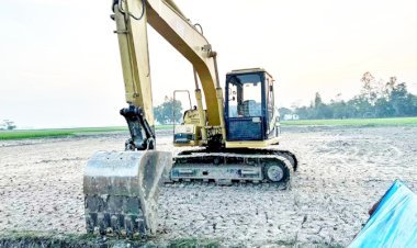 আ.লীগ নেতার  প্রকাশ্যে বালু উত্তোলন