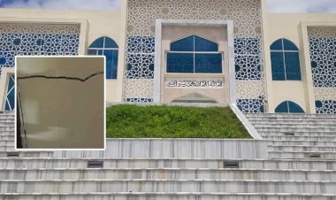 মডেল মসজিদে আরেক দফা ফাঁটল, ক্রয় হল না আসবাবপত্র