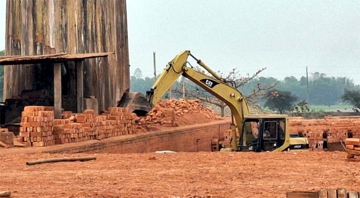 গুড়িয়ে দেওয়া হল অবৈধ চার ইটভাটা