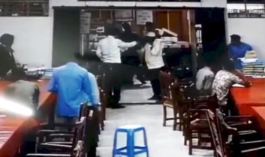 আদালতপাড়ায় সাংবাদিককে আইনজীবীর চরথাপ্পর