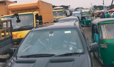 মহাসড়ক দখল হয়ে যন্ত্রণার সড়কে পরিণত