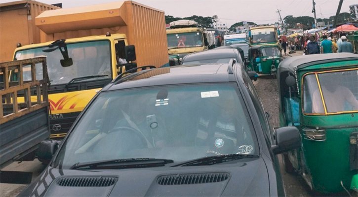 মহাসড়ক দখল হয়ে যন্ত্রণার সড়কে পরিণত