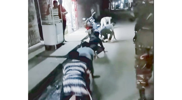 মধ্যরাতে মদ্যপ সাত তরুণের হামাগুড়ি