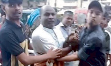 তাঁতীলীগের নেতাকে টেনেহিঁচড়ে পুলিশে সোপর্দ