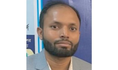 ঘুষ নেওয়ার অভিযোগে ভুক্তভোগীর কাছে ক্ষমা চাইলেন তহসিলদার