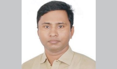 সাংবাদিক মারধর করে থানায় সোপর্দ