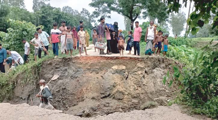 পাইপ বসাতে গিয়ে ধ্বসে পড়ল রাস্তা