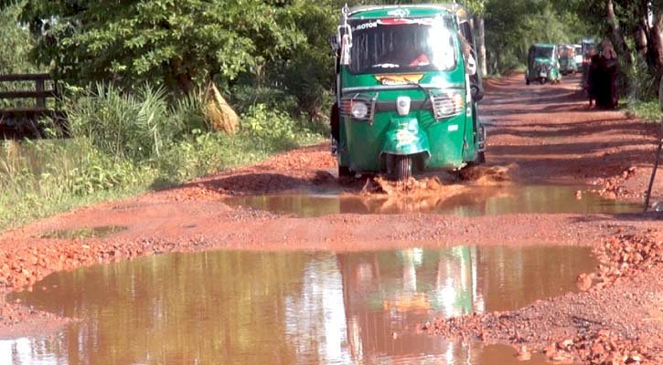 চার কিলোমিটার রাস্তা এখন দুর্ভোগের জলকাঁদা পথ