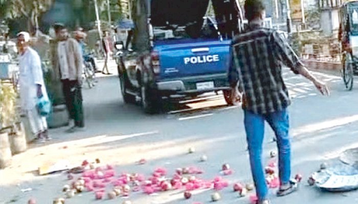 উল্টে দেওয়া হলো ভাসমান ফল ব্যবসায়ীদের ভ্যান